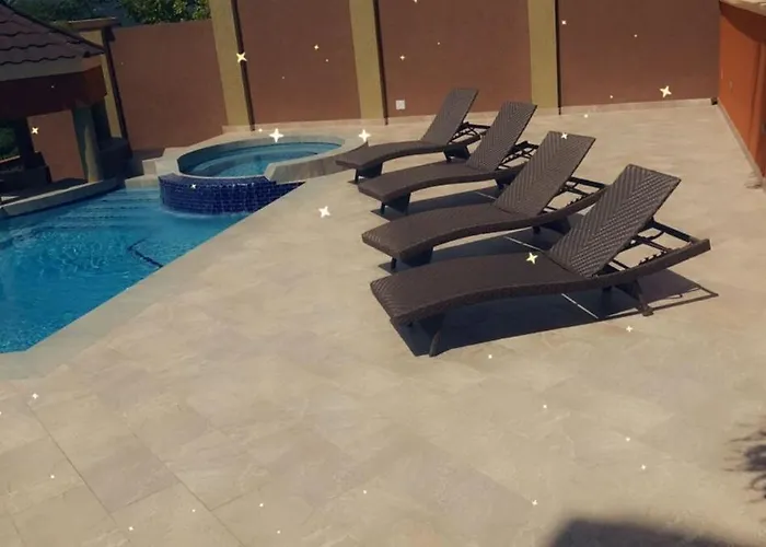 Private Oasis With Infinity Pool In Villa Montego Bay